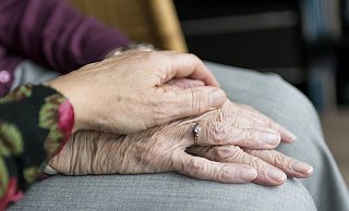Pflegende Angehörige schultern eine ganze Menge – gerade jetzt in Corona-Zeiten. Diesen Menschen wird nun gedankt. - Pixabay