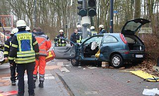 In Gütersloh auf der B16 hat es schwer gekracht. Ein Auto kollidierte mit einem Ampelmast. - Thorsten Heß