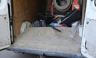 Der Estrich lag lose auf der Ladefläche - und ergoss sich bei der Kontrolle auf den Asphalt. - Polizei Herford