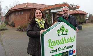 Inhaberin Heike Herzmann und Hans Duisenberg haben das ehemalige Hotel Birkenhof übernommen. Der neue Name der Gaststätte lautet "Landhotel zum Entlebucher". - Anastasia von Fugler