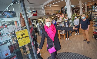 Christina Rüter (vorne) und ihr Team tragen Mundschutz. Ihren Laden an der Obernstraße hat sie in den vergangenen Wochen renovieren lassen. Fotos (3): Sarah Jonek - Sarah Jonek