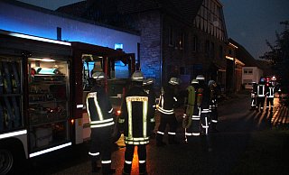 In Brakel-Gehrden: Noch während die Feuerwehr den Blitzschlag am Alten Graben 6 abarbeitet, wird Brandgeruch im Bäckereibetrieb Pape schräg gegenüber auf der anderen Straßenseite festgestellt. - Burkhard Battran