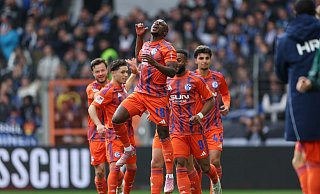 Schalke 04 rettete einen knappen 2:1-Sieg in Bielefeld. - Friso Gentsch/dpa