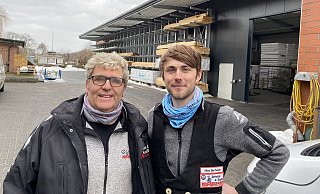 Vater und Sohn: Die familiären Weichen hat Senior Dieter Berheide gestellt. Sohn Max hat als dreifacher Meister in den Gewerken Dachdecker, Zimmerei und Klempnerei die Grundlagen für das Führen der Firma geschaffen. - Burkhard Hoeltzenbein