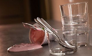 Wie lassen sich pastöse Lebensmittel wie Joghurt von glatten Oberflächen restlos entfernen? - Christin Klose/dpa-tmn