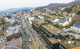 Dicht von Häusern eingefasst: Auf der Hauptstraße fahren die Radler bisher auf einer eignen Spur direkt neben den Gehsteigen. Das wird immer wieder kritisiert. Künftig sollen sie auf der Straße fahren. Aber auch das birgt Probleme. - Jens Reddeker