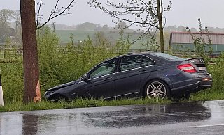 Ein missglücktes Wendemanöver endete für einen 23-Jährigen vor einem Baum. - Claus Frickemeier