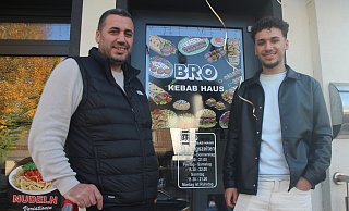 Hassan Bro Masto (l.) unterstützt seinen Sohn Schiar Bro in dessen neuem Restaurant. - Jan-Henrik Gerdener