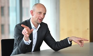 Carsten-Alexander Müller von der DB AG plant das Großbauprojekt einer Bahntrasse zwischen Bielefeld und Hannover.  - www.oliver-lang.com