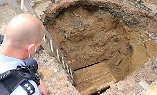 In rund drei Meter Tiefe verläuft der Tunnel, den Unbekannte zur Volksbank gegraben haben. - Ekkehard Wind