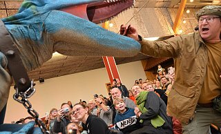 Fernando Liebe, der in die Rolle des Paläontologen George Watson schlüpft, "kämpft" mit einem angriffslustigen Riesensaurier. - Karin Prignitz