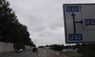 Straßenbauarbeiten: Es muss erst schmaler werden, bevor die Straße breiter wird. Deswegen kommt es zu Behinderungen. Und Pendler müssen weite Umwege in Kauf nehmen. - Birgit Guhlke