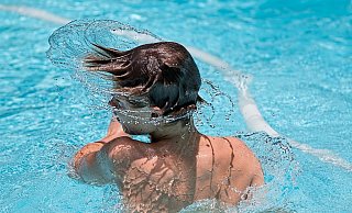 Dieser Junge kühlt sich im Wasser ab. Symbolfoto: pixabay - pixabay