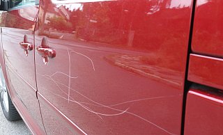 Auch der Lack von diesem Fahrzeug wurde großflächig zerkratzt, der Schaden geht in die Tausende. Als Botschaft wurden die Buchstaben "HdF" hinterlassen - im Netzjargon die Abkürzung für "Halt die Fresse". - Claus Frickemeier