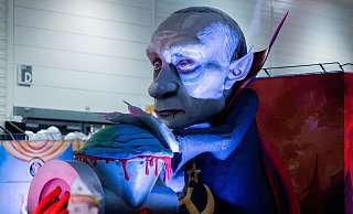 Ein Mottowagen, der Russlands Präsidenten Wladimir Putin zeigt, wie er die Welt durch den Fleischwolf dreht. - Rolf Vennenbernd/dpa