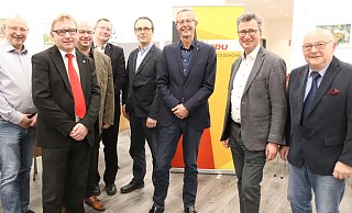 Zum neuen CDU-Vorstand gehören Thomas Siese (v. l., Schatzmeister), Friedrich Wehmeier (Schriftführer), die neuen stellvertretenden Vorsitzenden Dennis Jorczick und Frank Keminer, Michael Berg (Pressewart), Axel Meckelmann (CDU-Bürgermeisterkandidat und Mitgliederbeauftragter) und Vorsitzender Klaus Fiedler. Zu Gast war bei ihnen Landratskandidat Jens Gnisa. - Birgit Guhlke