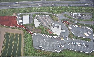 Erweiterung im Randbereich: Diese Vogelperspektive zeigt die neuen Lkw-Parkplätze (die rote Fläche links), die von der Autohof-Zufahrt aus betrachtet direkt hinter der Lkw-Waschanlge liegen und über eine neue Zufahrt erreicht werden. Foto: privat - Dirk Haunhorst