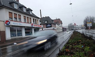 Noch in diesem Jahr soll die Mindener Straße nur noch zwei Fahrspuren haben - eine pro Richtung. Ob auf der stillgelegten Spur dann ein Radweg verläuft ist unklar. - Thorsten Gödecker