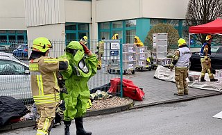 Die Feuerwehrleute gehen unter Chemikalienschutzanzügen in den Einsatz. - Ralph Meyer