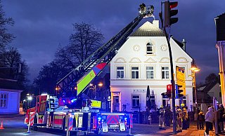Vom Korb der Drehleiter aus kontrollierte die Feuerwehr Paderborn den Dachstuhl mit der Wärmebildkamera. - Ralph Meyer