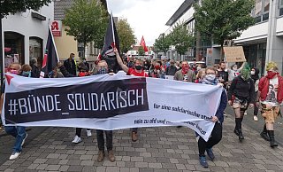 Mehr als 300 Demonstranten zeigten in Bünde am Samstagnachmittag, was sie von "rechter Hetze" und der AfD halten. - Gerald Dunkel