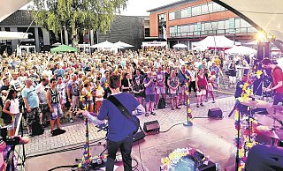 Gut besucht: Vor der Bühne im Bürgerpark wird es während des Goldplay-Auftritts richtig voll. Insgesamt etwa 1.500 Besucher kommen zur ersten Auflage des kostenlosen „Glanzlichter Open Air". - Kristoffer Fillies