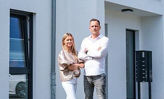 Raffael Klamann-Brosinsky und seine Frau Janina Klamann aus Herford mussten seit November 2024 darauf warten, dass das Mehrparteienhaus am Briloner Weg ans Glasfasernetz angeschlossen wird. Nachdem sie sich an die NW gewandt hatten, ging es endlich voran. - Kathrin Weege Raffael Klamann-Brosinsky und seine Frau Janina Klamann aus Herford mussten seit November 2024 darauf warten, dass das Mehrparteienhaus am Briloner Weg ans Glasfasernetz angeschlossen wird. Nachdem sie sich an die NW gewandt hatten, ging es endlich voran. - Kathrin Weege