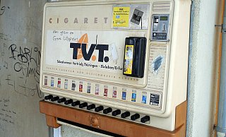 Die Gesuchten nahmen gleich zweimal Anlauf, um den Zigarettenautomaten aufzubrechen. - Symbolfoto: Pixabay