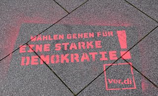 In der ganzen Innenstadt Schriftzüge wie "Wählen gehen für eine starke Demokratie" zu sehen. - Sara Mattana