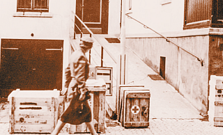 Gepackte Kisten: Schon im April mussten die ersten Bad Oeynhausener ihre Wohnungen verlassen. - Stadtarchiv