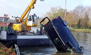 Die Wasserschutzpolizei hatte den gestohlenen Van entdeckt. Sie beauftragten das Wasser- und Schifffahrtsamt mit der Bergung des Fahrzeugs. - Polizei