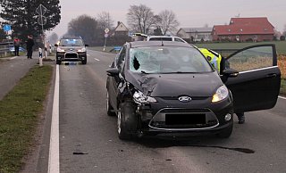Das Auto des Fahrers wies sichtbare Schäden an der Front und der Windschutzscheibe auf. - Polizei Minden-Lübbecke