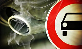 Diesel-Fahrverbote wären zunächst abgewendet – wenn Bielefeld, Land und Umwelthilfe sich auf einen Vergleich verständigen. - imago/Christian Ohde