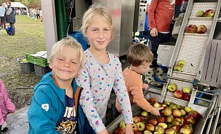 Smilla und ihr Bruder Silian Südhoff (l.) aus Rheda Wiedenbrück beim Waschen der selbst mitgebrachten Äpfel. Beim Apfelfest auf dem Vauß-Hof. Auch Lars Jäger(r), der Sohn des Inhabers der Saftpresse, hilft mit. - Carola Drabon