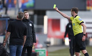 Schiedsrichter Michael Bacher zückt die Gelbe Karte. Diese sieht allerdings nicht Cheftrainer Lukas Kwasniok (l.), sondern Assistenzcoach Frank Fröhling (nicht im Bild). - picture alliance/dpa