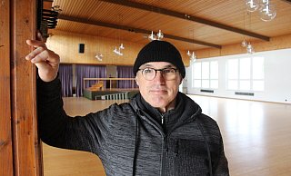 Ortsvorsteher Gerhard Rose in der vor 50 Jahren von der Gemeinde Bonenburg gebauten Eggehalle. - Burkhard Battran
