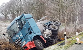Der Lkw liegt an der B64 in einem Graben. - Andreas Eickhoff