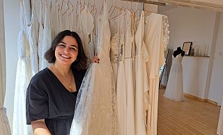 Nicht jedes Kleid schafft es in den Concept-Store. Die Maßschneidermeisterin Tijen Sagir legt Wert auf Nachhaltigkeit und einen besonderen Stil. - Silke Derkum-Homburg