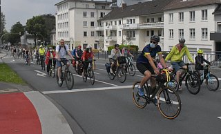Auf dem Liboriberg in Paderborn, wo sonst Autofahrer dicht aneinander gereiht fahren, beanspruchten die Fahrradfahrer die rechte Spur. - Julia Stratmann