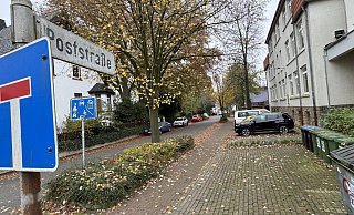 Dort, wo am Nachmittag eher wenig los ist, tummeln sich zu Schulanfangs- und Endzeiten zahlreiche Kinder und Autos vor der Grundschule an der Poststraße. Zu diesen Zeiten soll der Verkehr dort - zunächst in einem Versuch - ausgesperrt werden. - Andreas Sundermeier