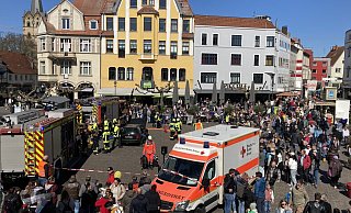 Für einen rappelvollen Alten Markt sorgten die Frewillige Feuerwehr und das DRK Herford mit zwei groß angelegetn Übungen. Es ging um die Rettung einer Person aus einem Auto nach einem Verkehrsunfall. - Matthias Bungeroth