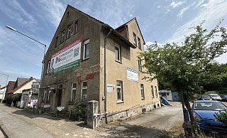 Die Immobilie neben der Volksbank an der Eidinghausener Straße, zu dem auch der einstige Kult-Imbiss Ramke (links) gehört, wurde nun zwangsversteigert. - Jörg Stuke