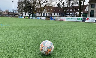 Auf dem Sportplatz in Remmighausen hat ein Zuschauer am Sonntag mit einem Messer offensichtlich unkontrolliert in eine Menschenmenge eingestochen. Der Täter sitzt in Gewahrsam. - Sebastian Lucas