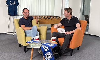 Almgeflüster in der Sommerpause: Auch ohne Gast gibt es für Dirk Schuster (l.) und Gregor Winkler genug zu bereden. - Jan-Philipp Adams