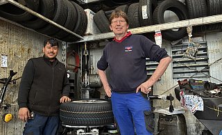 In der Werkstatt des Herforder Autodienstes Klatte und Bettig: KfZ-Mechatroniker Ishaq Afghan (l.) und KfZ-Meister sowie Geschäftsführer Dieter Klatte geben Tipps zum Thema Winterreifen. - Matthias Bungeroth In der Werkstatt des Herforder Autodienstes Klatte und Bettig: KfZ-Mechatroniker Ishaq Afghan (l.) und KfZ-Meister sowie Geschäftsführer Dieter Klatte geben Tipps zum Thema Winterreifen. - Matthias Bungeroth