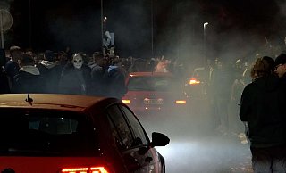 Mehrere Tausend Schaulustige kamen am Samstagabend zu dem Tuningtreffen, das als "Saisonabschluss" galt. Die Polizei zählte mehr als 1.000 Fahrzeuge. - News 4 Video-Line TV