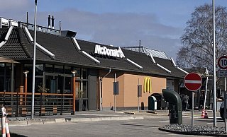 Am Donnerstagmorgen erfolgten letzte Arbeiten, ehe um 14 Uhr die Türen im modernisierten McDonalds in Holzminden eröffnet wurden. - Nicole Fischer