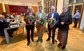 Alterspräsidentin Alexandra Heckeroth (r.) mit dem Bezirksbürgermeister-Trio (v.l.) Gudrun Hennke (Grüne, 1. Stv.), Frederik Suchla (SPD) und André Langeworth (CDU, 2. Stv.) in Bielefeld. - Michael Schläger