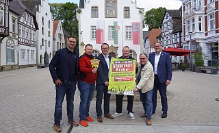 Andreas Tebbe (v. l.), Markus Härmens, Alexander Kleinschmidt, Bernhard Fischer, RainerSchäfers und Dominik Reineke vom Werbering Brakel werben für das Stadtfest. - Stadt Brakel