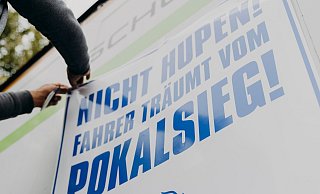 Viele Bielefelder träumen - wie auch dieser Schüco-Fahrer - vom Pokalsieg in Berlin! - Schüco International KG